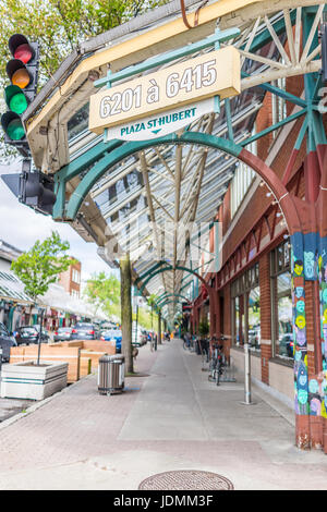 Montreal, Kanada - 27. Mai 2017: St-Hubert-Straße bedeckt Bürgersteig mit Geschäften und Restaurants im Stadtteil Plateau in Region Quebec Stockfoto