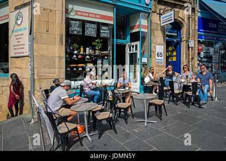 Kunden außerhalb des Cafés Southern Cross in Cockburn Street, Edinburgh, Schottland, Großbritannien. Stockfoto