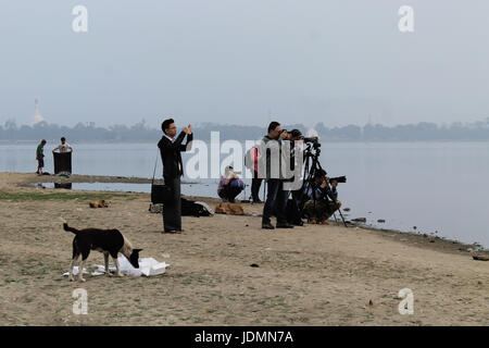 U-Bein Brücke/Amarapura - Myanmar 22. Januar 2016: Touristen warten am Ufer des Taungthaman-See für die Sonne steigen über U-Bein Brücke, ca Stockfoto