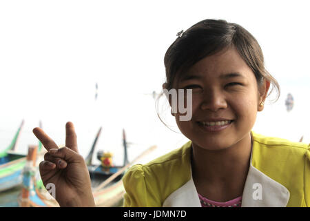 U-Bein Brücke/Amarapura - Myanmar 22. Januar 2016: Porträt eines burmesischen Mädchens auf einem Schulausflug zur U-Bein Brücke wird um ihre Foto-Tak beendet wird Stockfoto