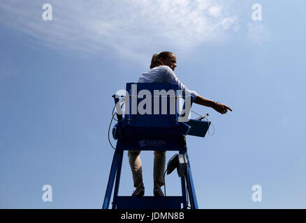 Gesamtansicht eines Schiedsrichters am zweiten Tag der AEGON Championships 2017 im Queen's Club, London. DRÜCKEN SIE VERBANDSFOTO. Bilddatum: Dienstag, 20. Juni 2017. Siehe PA Geschichte TENNIS Queens. Bildnachweis sollte lauten: Steven Paston/PA Wire. Stockfoto