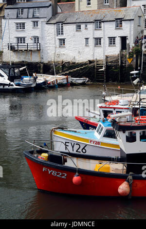 Angelboote/Fischerboote im Hafen von Polperro in Cornwall, England Stockfoto