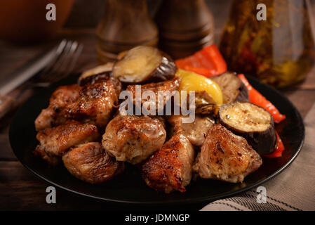 Stillleben mit gegrilltem Fleisch und Gemüse Stockfoto