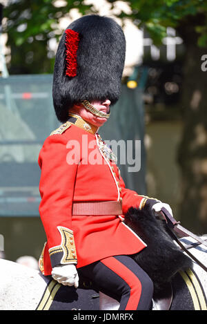 Coldstream Guards Offizier reitet in Trooping the Colour 2017 in der Mall, London, Großbritannien Stockfoto