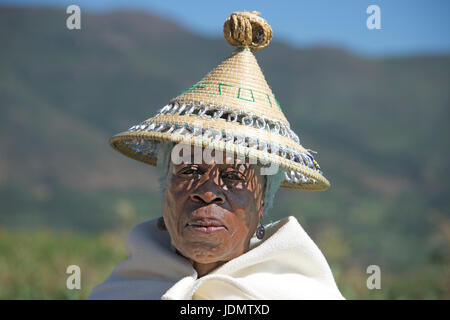Porträt Frau trägt traditionelle Basotho-Hut Malealea Mafeteng District Lesotho Südliches Afrika Stockfoto