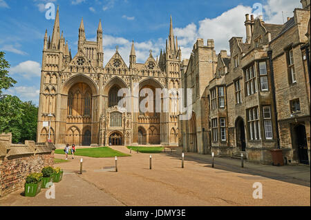 Die reich verzierten Westfassade des Peterborough Kathedrale gebadet in der Sonne vor blauem Himmel. Stockfoto