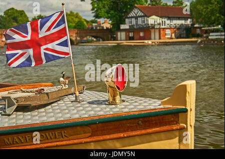 Touristischen Vergnügungsschiff Mayflower die Union Jack-Flagge von Bögen, an einem Sommertag Samstag in Stratford-upon-Avon Stockfoto