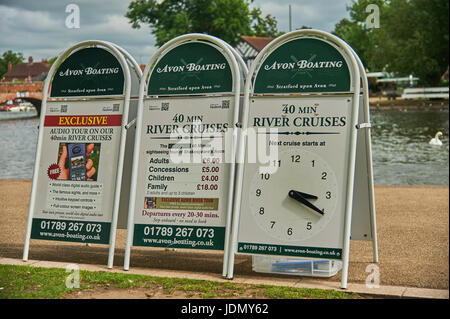 Werbung A Vorstand für Bootsfahrten auf dem Fluss Avon in Stratford-upon-Avon, komplett mit Uhr, Zeit der nächsten Reise angibt Stockfoto