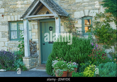 Stein auf dem Land in dem hübschen Cotswold Dorf von Lower Slaughter Stockfoto