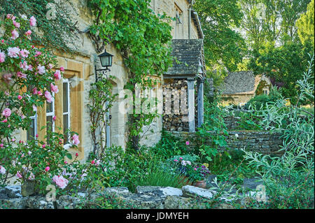 Stein auf dem Land in dem hübschen Cotswold Dorf von Lower Slaughter Stockfoto