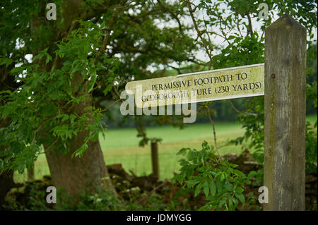 Fingerpost unterzeichnen eine freizügige Wanderweg Markierung bis Oldborough Ture in der Nähe von Cutsdean in den Cotswolds. Stockfoto