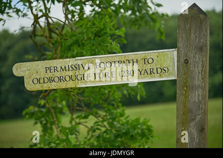 Fingerpost unterzeichnen eine freizügige Wanderweg Markierung bis Oldborough Ture in der Nähe von Cutsdean in den Cotswolds. Stockfoto