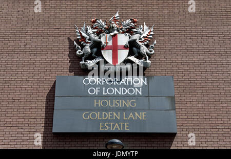 Corporation of London Zeichen, Gehäuse Golden Lane Estate, City of London, England-Großbritannien-UK Stockfoto