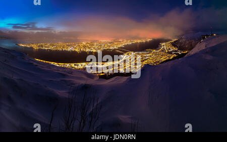 Schöne und bunte Panoramablick über die Stadt Tromsø, Norwegen Troms, während der Dämmerung. Ein Winter-Schneesturm ist eingehend in das Tal von Tromsø, Flugzeit Stockfoto