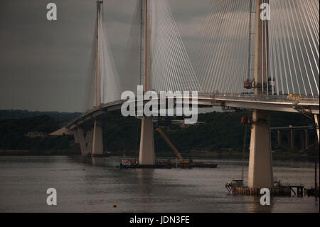 Die Queensferry Crossing im Bau. Firth of Forth Rail Bridge, Straßenbrücken & South Queensferry. Stockfoto
