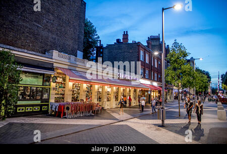 Cafés in South Kensington in London Nacht Stockfoto