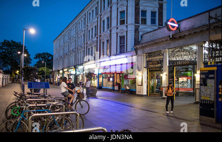 U-Bahn-Haltestelle South Kensington am Abend in London Stockfoto