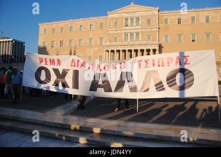 Athen, Griechenland. 20. Juni 2017. Demonstranten halten eine Fahne, die "Nicht mehr" vor dem griechischen Parlament liest. Demonstration in Syntagma-Platz der "Rücktritt" Bewegung eine Bewegung, die über Facebook begonnen und der Rücktritt von der griechischen Regierung und einen Stopp in Sparmaßnahmen gefordert. Bildnachweis: George Panagakis/Pacific Press/Alamy Live-Nachrichten Stockfoto