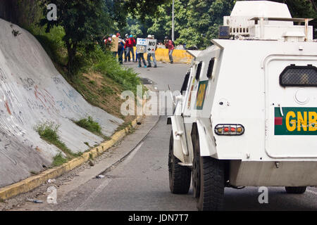 Mitglieder der Bolivarischen Nationalgarde versucht, eine Autobahn der Demonstrant in Caracas zu löschen. Stockfoto