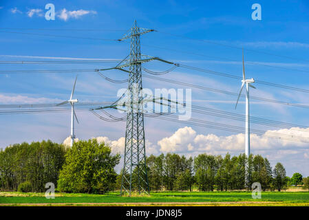 Windenergieanlagen Sie und streamen Sie Mast in Hamburg, Deutschland, Europa, Windraeder Und Strommast in Hamburg, Deutschland, Europa Stockfoto