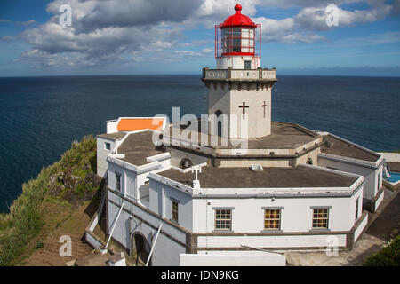 Arnel Leuchtturm in der Nähe von Nordeste auf der Insel Sao Miguel. Die Insel gehört zu den Azoren im Atlantischen Ozean. Stockfoto