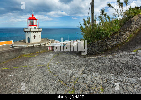 Arnel Leuchtturm in der Nähe von Nordeste auf der Insel Sao Miguel. Die Insel gehört zu den Azoren im Atlantischen Ozean. Stockfoto