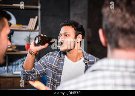 Gruppe von jungen Leuten Spaß und trinken Bier zu Hause Stockfoto