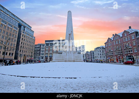 Mit dem National Monument im Winter verschneiten Dam in Amsterdam Niederlande Stockfoto