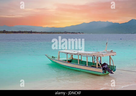 Traditionelles Boot am Strand von Gili Meno Insel, Indonesien Asien bei Sonnenuntergang Stockfoto