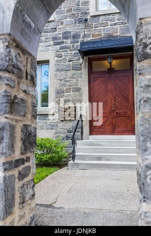Montreal, Kanada - 27. Mai 2017: Kloster des Karmeliter Kirche Eingang mit Bogen auf Straße im Stadtteil Plateau in Region Quebec Stockfoto
