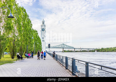 Montreal, Kanada - 27. Mai 2017: Alte Hafengebiet mit Blick auf Hafen und Uhrenturm in der Altstadt in Stadt Quebec Region im sonnigen Sommer Stockfoto