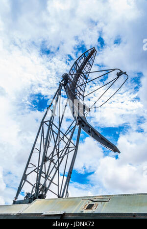 Closeup, parabolische Militär Mobile Kommunikation Antenne Turm Stockfoto