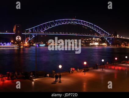 Harbour Bridge vom Opernhaus in Sydney lebendige Licht-Festival. Harbour Bridge ist eines der berühmtesten Wahrzeichen in Sydney. Stockfoto
