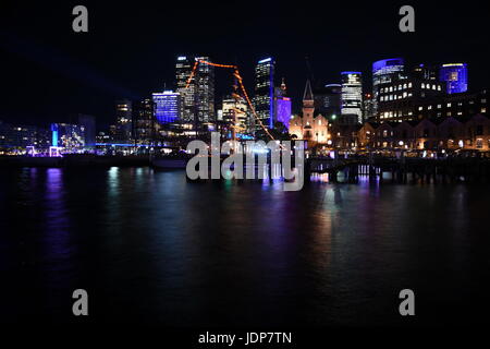 Schöne Szene bunte Sydney Skyline bei Nacht Campbells Cove bei Vivid Sydney Lights Festival von. Kostenlose jährliche outdoor-Event von leichten mu Stockfoto