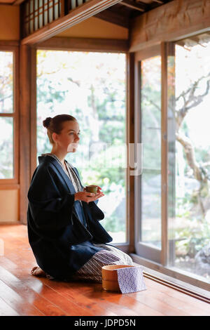 Kaukasische Trägerin Yukata im traditionellen Ryokan, Tokyo, Japan Stockfoto