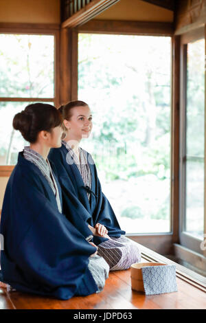 Kaukasische Trägerin Yukata mit japanischer Freund im traditionellen Ryokan, Tokyo, Japan Stockfoto