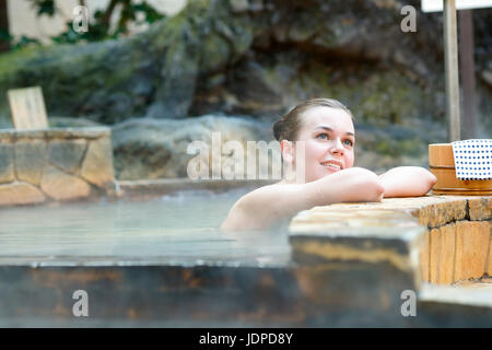 Kaukasische Frau Baden am traditionellen Thermalquelle, Tokyo, Japan Stockfoto