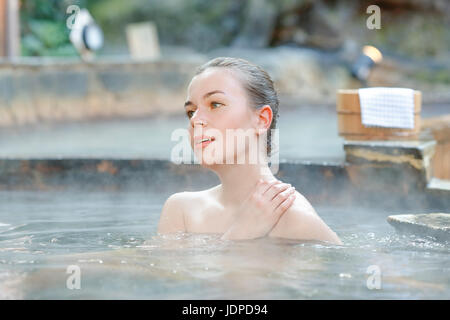 Kaukasische Frau Baden am traditionellen Thermalquelle, Tokyo, Japan Stockfoto