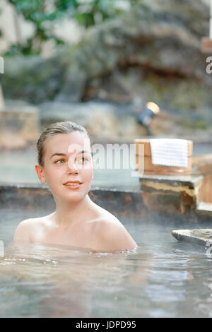 Kaukasische Frau Baden am traditionellen Thermalquelle, Tokyo, Japan Stockfoto