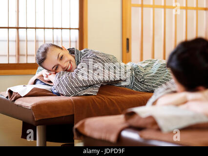 Kaukasische Frau bekommen eine Massage in einem Spa in Tokio, Japan Stockfoto