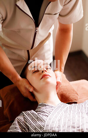 Kaukasische Frau bekommen eine Massage in einem Spa in Tokio, Japan Stockfoto