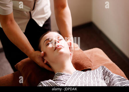 Kaukasische Frau bekommen eine Massage in einem Spa in Tokio, Japan Stockfoto