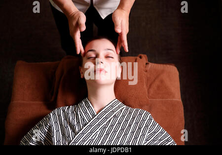 Kaukasische Frau bekommen eine Massage in einem Spa in Tokio, Japan Stockfoto
