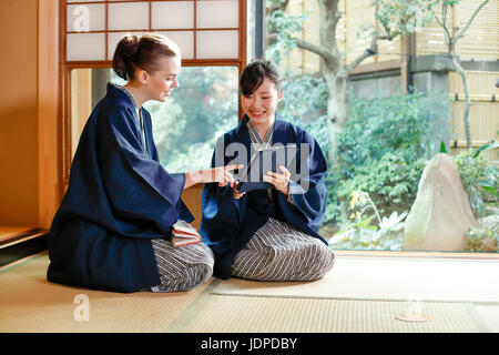 Kaukasische Trägerin Yukata mit japanischer Freund im traditionellen Ryokan, Tokyo, Japan Stockfoto