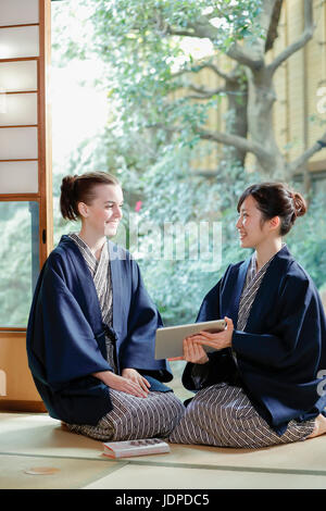 Kaukasische Trägerin Yukata mit japanischer Freund im traditionellen Ryokan, Tokyo, Japan Stockfoto