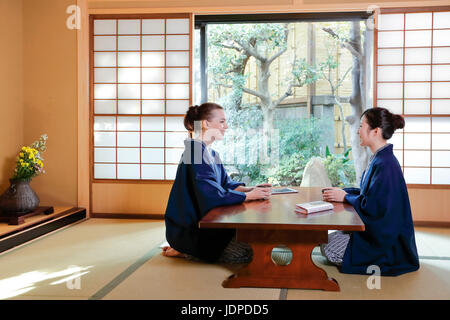 Kaukasische Trägerin Yukata mit japanischer Freund im traditionellen Ryokan, Tokyo, Japan Stockfoto