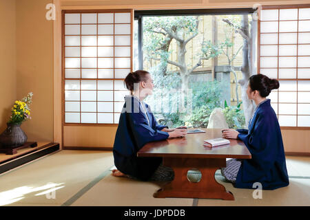Kaukasische Trägerin Yukata mit japanischer Freund im traditionellen Ryokan, Tokyo, Japan Stockfoto