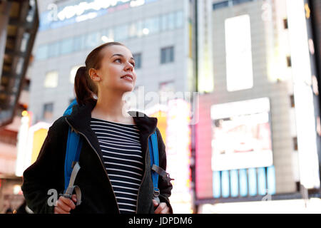 Kaukasische Backpacker Innenstadt von Tokio in der Nacht, Tokyo, Japan Stockfoto