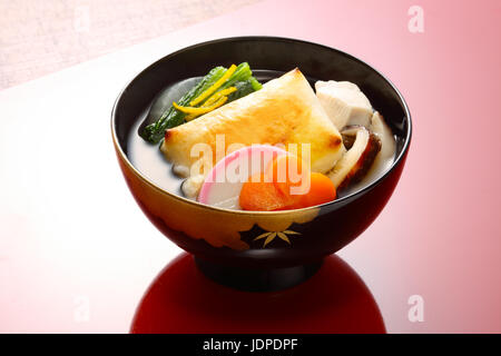 Japanische traditionelle Speisen in einem Ryokan in Tokyo, Japan Stockfoto