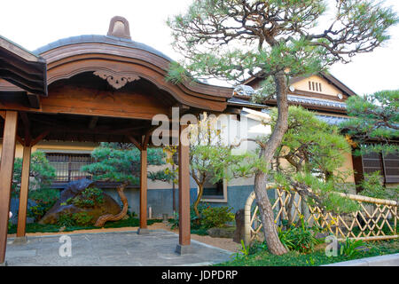 Japanischen traditionellen Ryokan außen, Tokyo, Japan Stockfoto